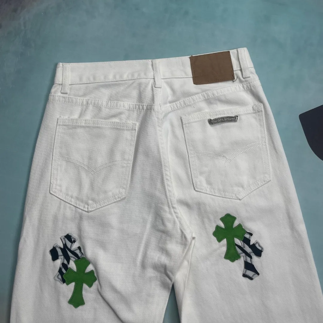 🅿️280 🔘Style No.-KL132 🔘Cro Heart𝐂𝐡𝐫𝐨𝐦𝐞 𝐇𝐞𝐚𝐫𝐭 24SS British limited edition white and apple green patchwork zebra jeans* Trendsetters in the fashion circle, Croix Heart is out again! This pair of white jeans that combines apple green with zebra-print leather is simply the “rebellious elf” in the fashion world. It’s just for you who don’t want to follow the crowd. Look at this fabric. The main part is white denim. It's soft and super tough. It's breathable. You won't sweat when you wear it in summer, and it won't deform no matter how much you toss it around. The combination of apple green and zebra pattern is made of top-quality leather. The zebra pattern is like magic, three-dimensional and lifelike. The apple green is as fresh as if it was just picked from spring. The leather is so soft that it is perfectly spliced ​​with the white denim. Looking at this version again, it is completely "tailor-made" for our figure. As soon as the high waist is worn, the waistline moves up instantly and the leg length becomes 2.8 meters in seconds. The straight design is super considerate and hides all the little worries about your leg shape, allowing you to walk with wind and full aura. The details of Crow's heart have always been at the "king bomb" level. The iconic hardware, buttons, and zipper pullers are all carefully selected from high-quality metals. Their deep luster is super attractive and they are also extremely durable and will not fade no matter how you use them. The small leather brand label hides a lot of ingenuity, and the texture and logo are incredibly exquisite. The stitching is even more precise and neat. I am impressed by this craftsmanship! Matching is even more "the king of all-matching". Pair it with a simple white T-shirt and white shoes, which is full of freshness. The apple green and zebra prints immediately pop out, and the American street style is easy to master. It is perfect for going out or partying. Put on a black short top and Martin boots, a contrast between black and white and green, and you are so cool that you have no friends. You will be the center of attention at music festivals and fashion parties, capturing everyone's attention in minutes.  Size: S M L XL (28.30.32.34) Color: White
